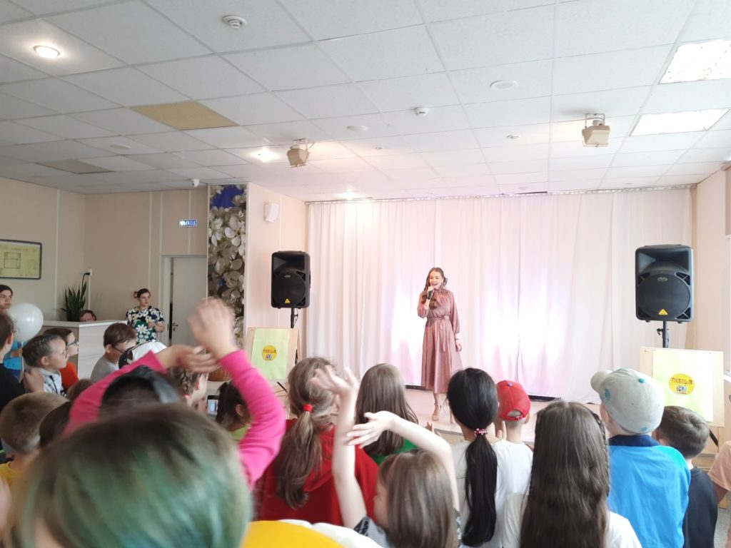 8 июля в КДЦ им. Вл. Высоцкого прошли праздничные мероприятия, посвященные Дню семьи, любви и верности.