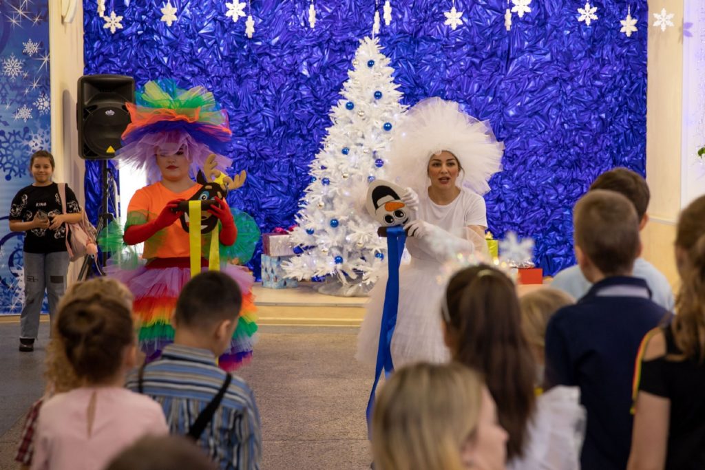 23 декабря в КДЦ им. Вл. Высоцкого прошли благотворительные новогодние представления для детей «А в душе Яга – снежинка!»