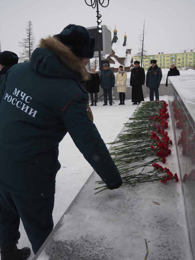 В районе Талнах прошла торжественная церемония возложения цветов к стеле «Вечно живым» на площади Победы