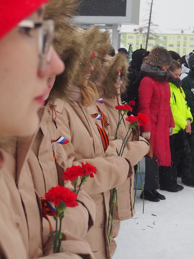 В районе Талнах прошла торжественная церемония возложения цветов к стеле «Вечно живым» на площади Победы