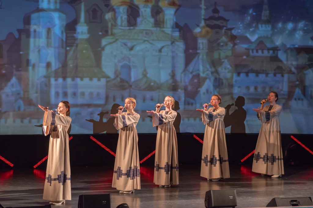 13 марта в КДЦ им. Вл. Высоцкого прошел юбилейный концерт «Аквамарина» и «Раздолья» к 20-летию их деятельности