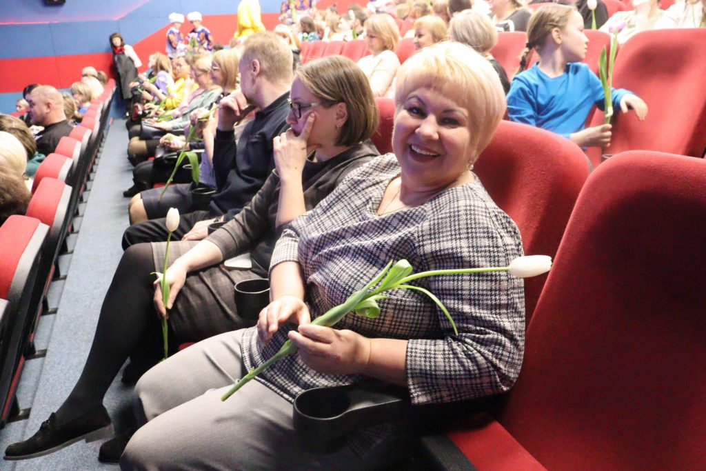 6 марта 2024 г. в КДЦ им. Вл. Высоцкого состоялась праздничная программа «Весна, цветы и комплименты»