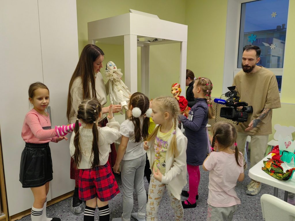 Фестиваль семейного творчества "Семья в деле" открыли творческим мастер-классом и спектаклем для малышей "Мой волшебный носок"