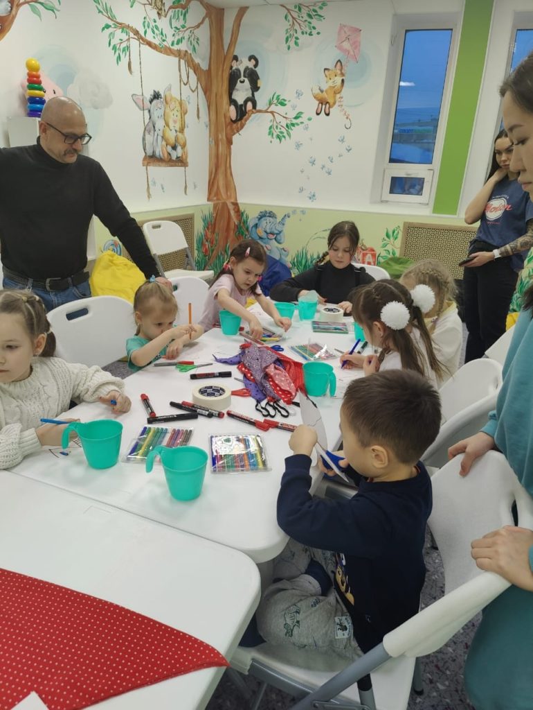 Фестиваль семейного творчества "Семья в деле" открыли творческим мастер-классом и спектаклем для малышей "Мой волшебный носок"
