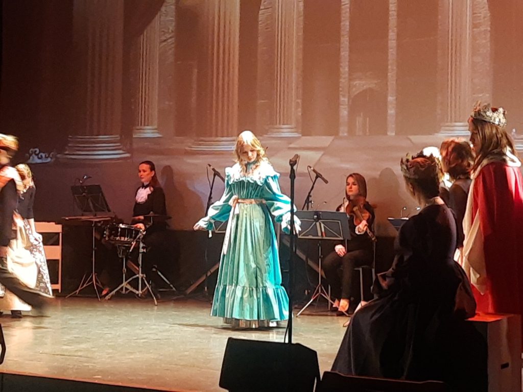 24 апреля в КДЦ прошел премьерный показ оперы-мюзикла "Разыскивается принцесса!"