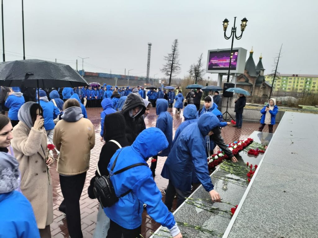 В День памяти и скорби в районе Талнах состоялась церемония возложения цветов к стеле "Вечно живым" на площади Победы