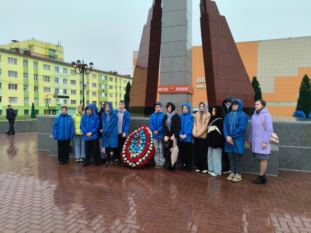 В День памяти и скорби в районе Талнах состоялась церемония возложения цветов к стеле "Вечно живым" на площади Победы