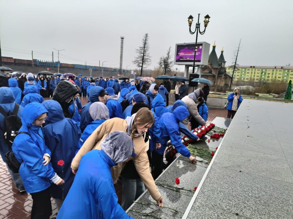 В День памяти и скорби в районе Талнах состоялась церемония возложения цветов к стеле "Вечно живым" на площади Победы