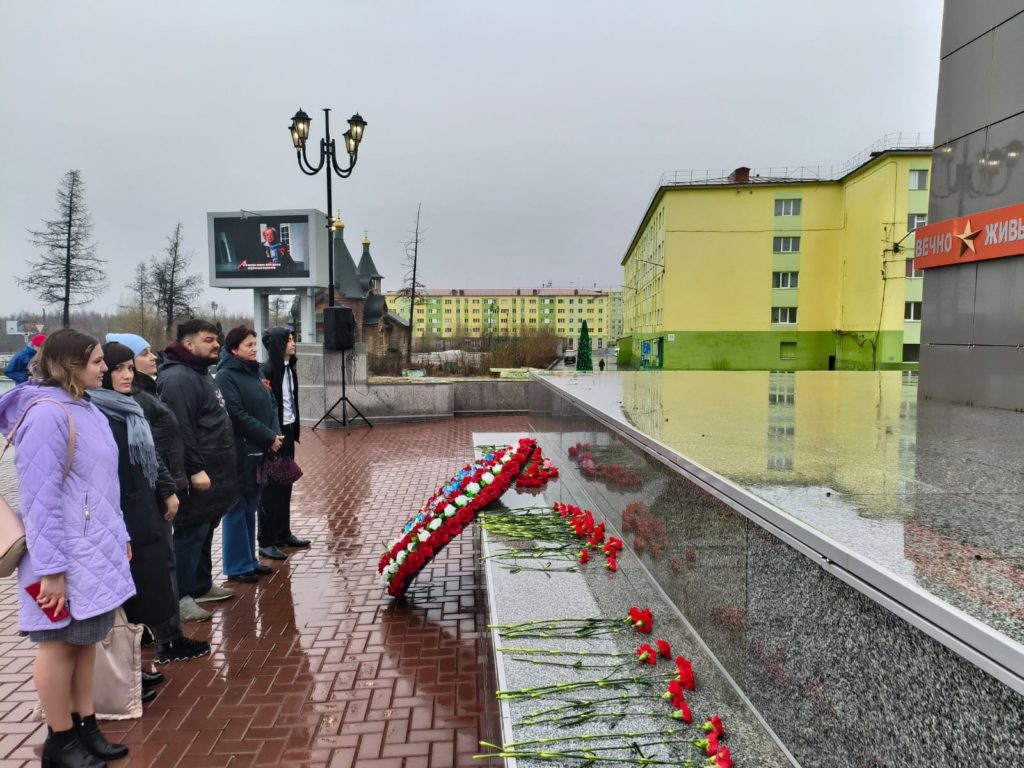 В День памяти и скорби в районе Талнах состоялась церемония возложения цветов к стеле "Вечно живым" на площади Победы