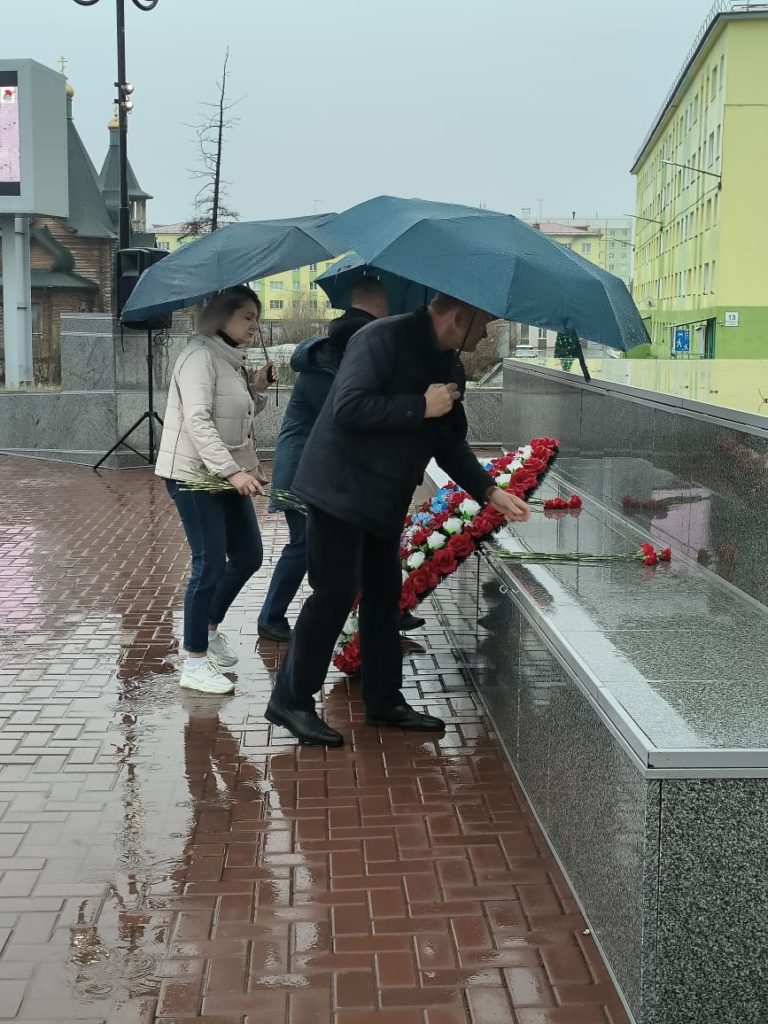 В День памяти и скорби в районе Талнах состоялась церемония возложения цветов к стеле "Вечно живым" на площади Победы