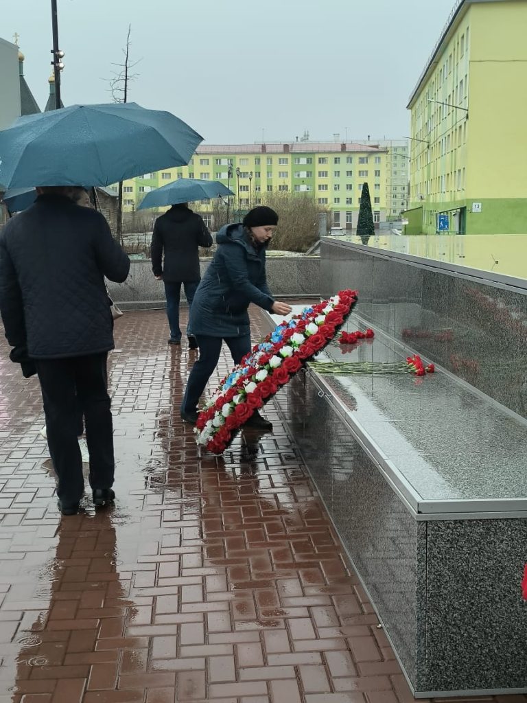 В День памяти и скорби в районе Талнах состоялась церемония возложения цветов к стеле "Вечно живым" на площади Победы