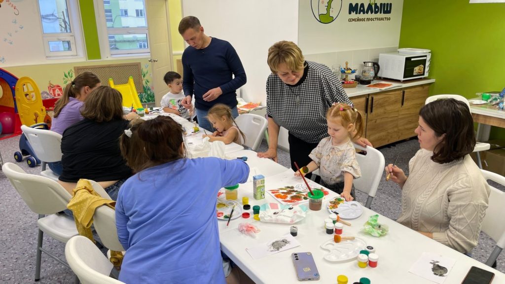 В арт-мастерской "Тяпа-ляпа" состоялся увлекательный творческий мастер-класс "Мышонок в норке"