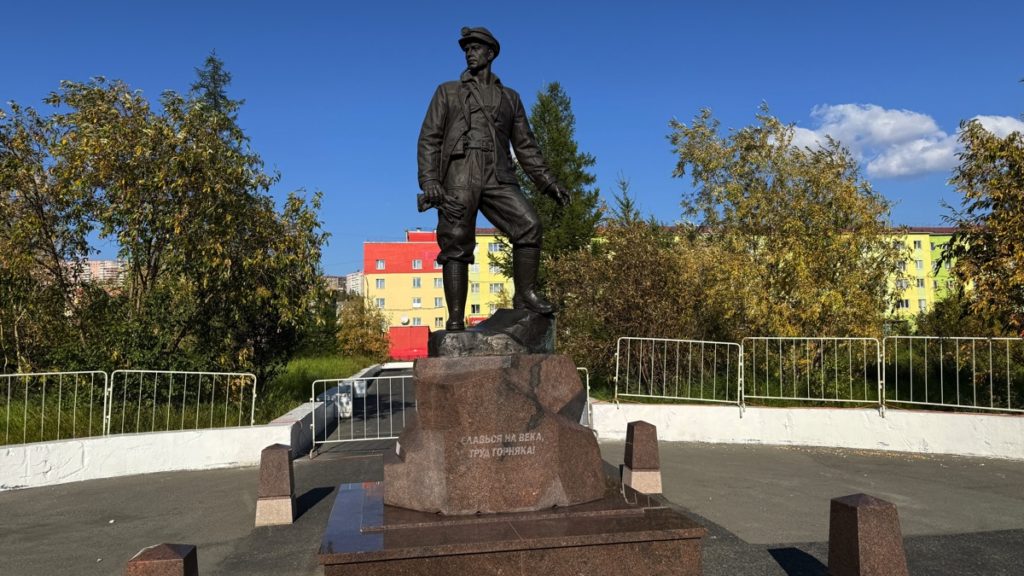 В преддверии Дня шахтера в Талнахе прошла торжественная церемония возложения цветов к скульптуре «Горняк»