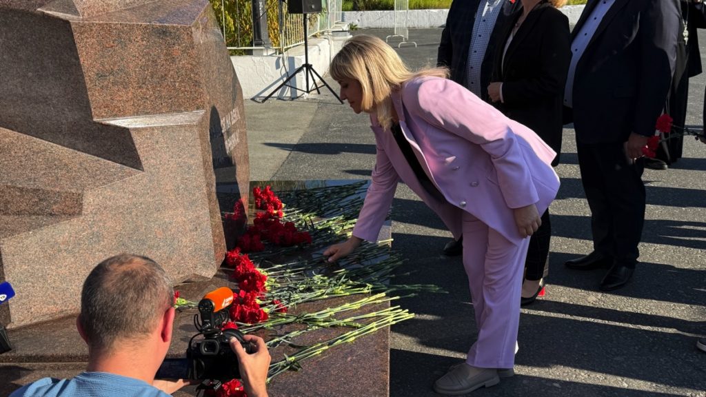 В преддверии Дня шахтера в Талнахе прошла торжественная церемония возложения цветов к скульптуре «Горняк»