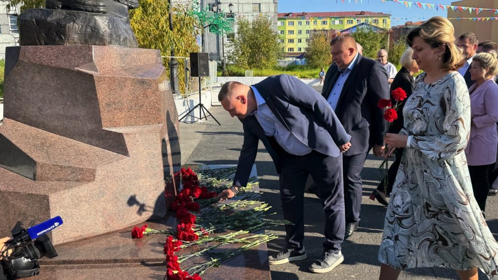 В преддверии Дня шахтера в Талнахе прошла торжественная церемония возложения цветов к скульптуре «Горняк»