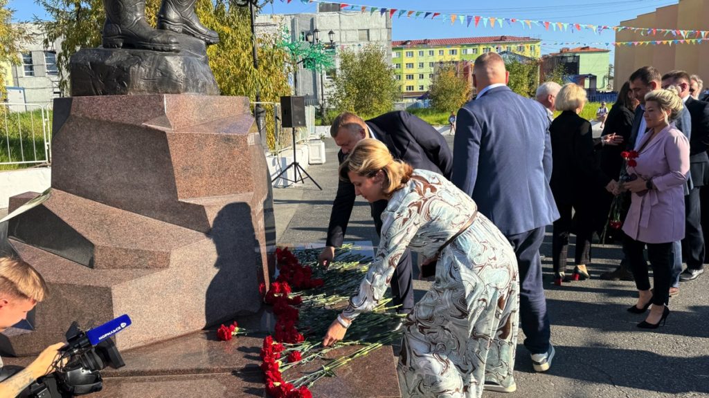 В преддверии Дня шахтера в Талнахе прошла торжественная церемония возложения цветов к скульптуре «Горняк»