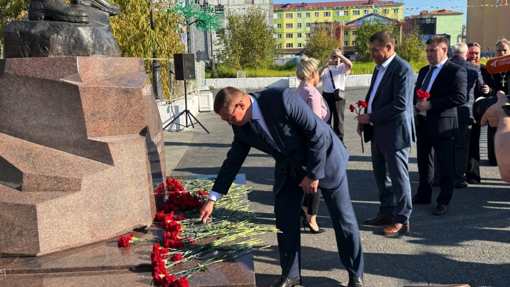 В преддверии Дня шахтера в Талнахе прошла торжественная церемония возложения цветов к скульптуре «Горняк»