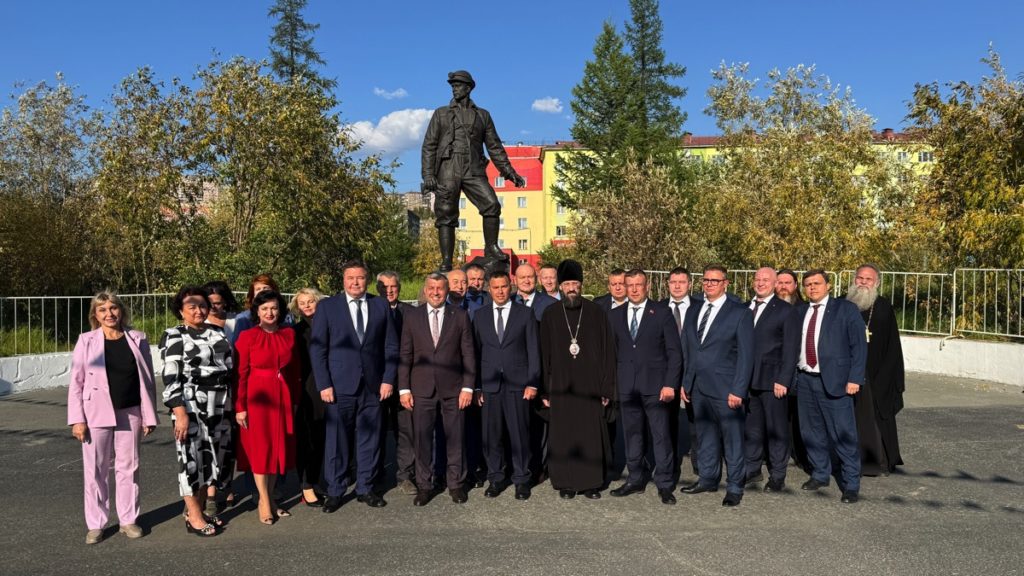 В преддверии Дня шахтера в Талнахе прошла торжественная церемония возложения цветов к скульптуре «Горняк»