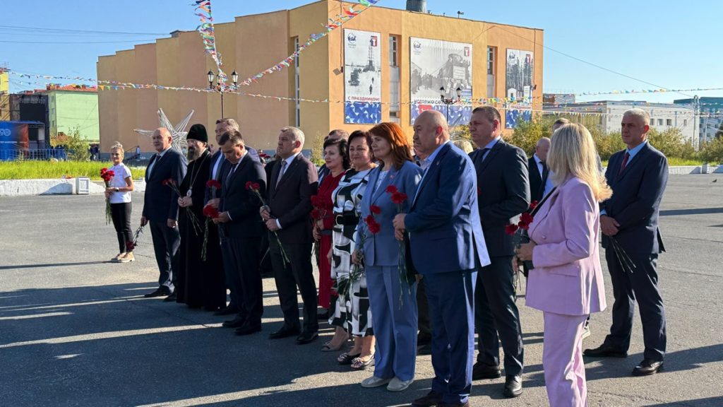 В преддверии Дня шахтера в Талнахе прошла торжественная церемония возложения цветов к скульптуре «Горняк»