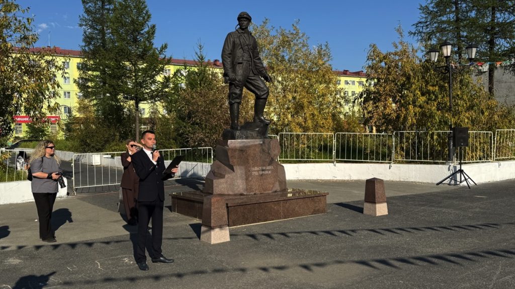 В преддверии Дня шахтера в Талнахе прошла торжественная церемония возложения цветов к скульптуре «Горняк»