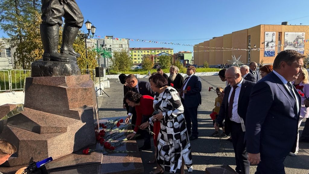 В преддверии Дня шахтера в Талнахе прошла торжественная церемония возложения цветов к скульптуре «Горняк»