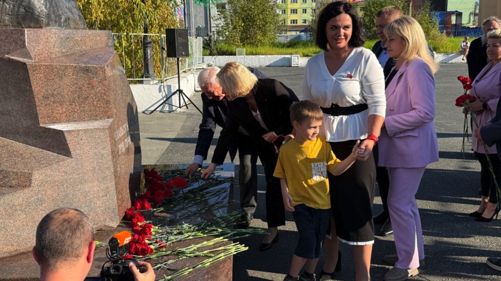 В преддверии Дня шахтера в Талнахе прошла торжественная церемония возложения цветов к скульптуре «Горняк»